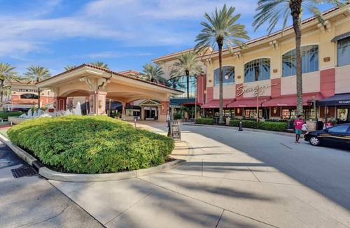 Hendricks and Venice Isles Apartment | Modern Studio on 2nd Floor Near Las Olas