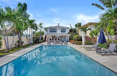 Mango Groves Apartment | Modern Studio Retreat w Patio and Pool