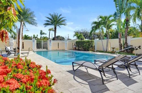 Mango Groves Apartment | Modern Studio Retreat w Patio and Pool