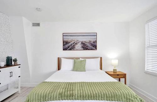Mango Groves Apartment | Modern Studio Retreat w Patio and Pool
