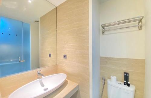 Hegarmanah Apartment | Modern Studio Room with Jacuzzi at Art Deco Apartment By Travelio