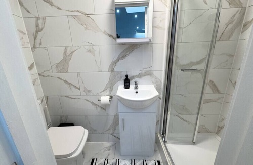 Haringey Apartment | Modern Studio/Steps from the Piccadilly Line