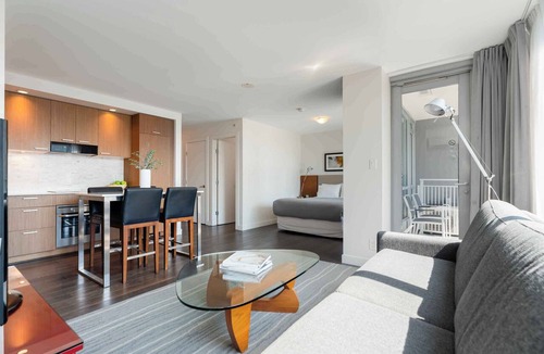 Yaletown Apartment | Modern Studio Suite in Yaletown w/Access to Pool