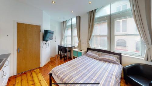 Nottingham City Centre Apartment | Modern Studio, Top Floor, King Street Views