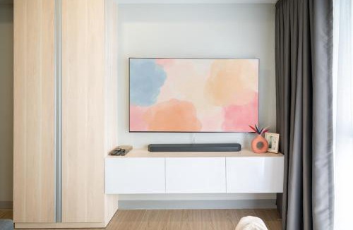 Bonifacio Global City Apartment | Modern Studio - Uptown BGC Brand New Fast WiFi