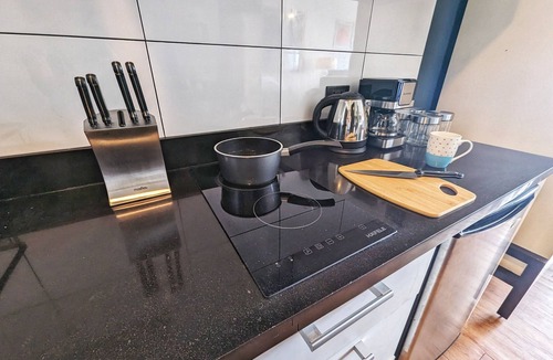 Clark Freeport Apartment | Modern Studio w/Rooftop Pool Near Clark