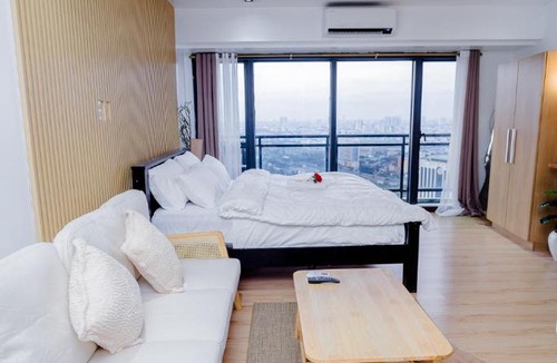 Downtown Apartment | Modern Studio with Balcony at Knightsbridge Residences, Poblacion Makati