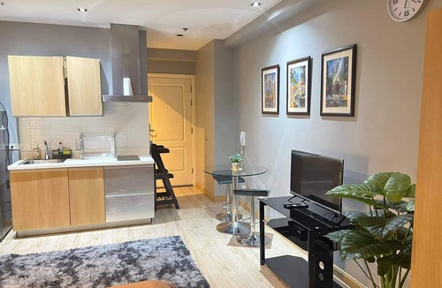 Downtown Apartment | Modern Studio with Netflix in Enchanting Gramercy Makati