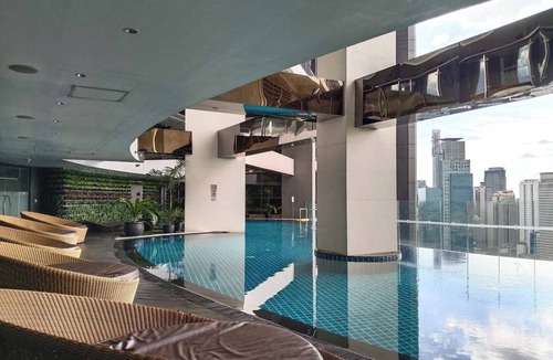Downtown Apartment | Modern Studio with Netflix in Enchanting Gramercy Makati