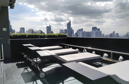 Downtown Apartment | Modern Studio with Netflix in Enchanting Gramercy Makati