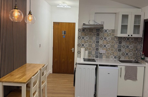 Bow Apartment | Modern Studio with private Bathroom & Kitchenette in 3 bed apartment