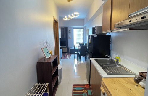 Ermita Condo | Modern Studio with Sunset View