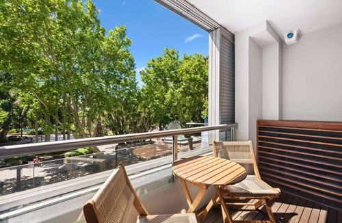 Kings Cross Apartment | Modern stylish 1BR apartment w/balcony, superb location