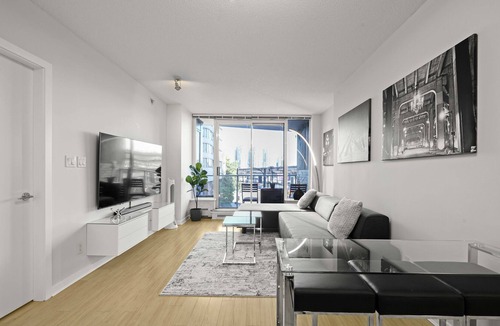 Gastown Condo | Modern, Stylish 2br Condo - Sleeps 5+Pool/Gym/More