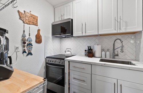 Somerset House | Modern & Stylish Bellevue Basement Suite - King Bed and Office 5 minutes to Mall