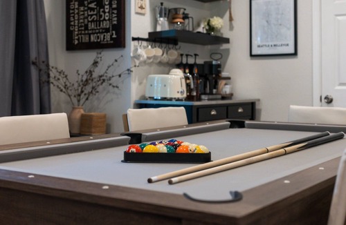 Somerset House | Modern & Stylish Bellevue Basement Suite - King Bed and Office 5 minutes to Mall