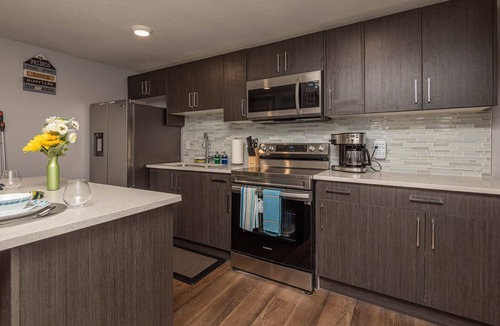 Southwest Edmonton House | Modern, Stylish & Cozy Suite with Private Gym