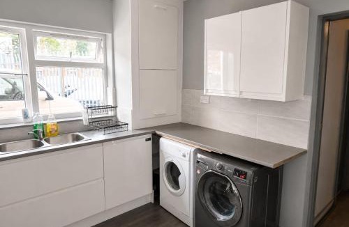 Wolverhampton House | Modern Stylish Double Room with TV & Fast Wi-Fi