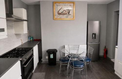 Wolverhampton House | Modern Stylish Double Room with TV & Fast Wi-Fi