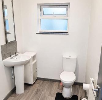 Wolverhampton House | Modern Stylish Double Room with TV & Fast Wi-Fi