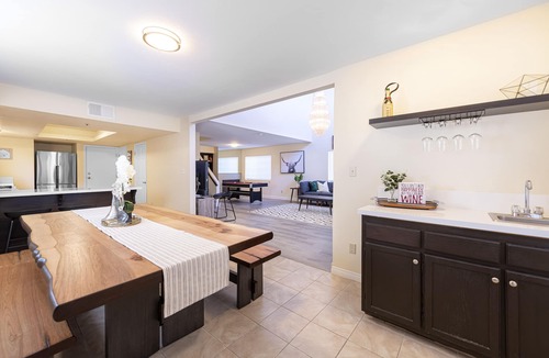 Alhambra House | Modern Stylish Home | 8 Beds | Walk to DT Alhambra
