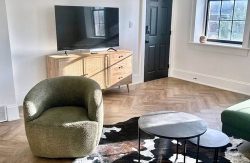 Port Hope Apartment | Modern suite (2 Queens) on the River