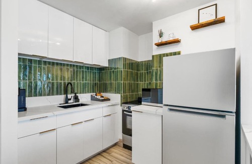 Waikiki Apartment | Modern Suite Free Parking View AC King Bed Kitchen