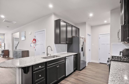 Frederick House | Modern Suite with Private Bath – Stylish & Comfy