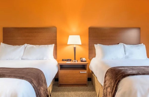 Overland Park Hotel | Modern Suites for Extended Business and Family Stays Near I-435