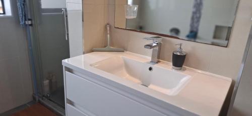 Te Atatu South House | Modern Sunny & Comfy Rooms with Ultra-Fast Fibre & Free Parking