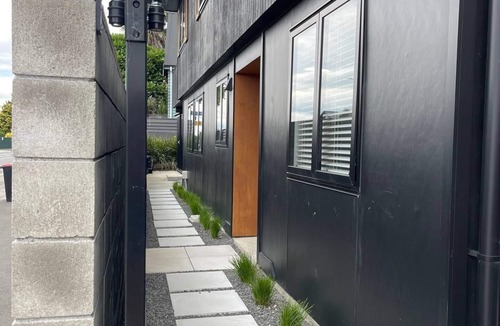 Ahuriri House | Modern, Sunny & Spacious - 5 minutes walk to the heart of Ahuriri!