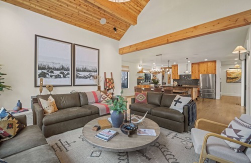 Deer Park House | Modern Sunriver Escape with Access to The Cove
