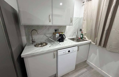 Epsom Condo | Modern Surrey Studio - Easy Access to London