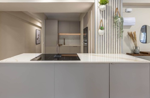 La Creu del Grau Apartment | Modern Temporary Housing in Av. del Puerto.
