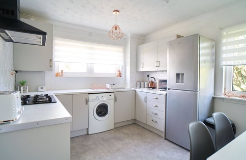 Coatbridge Apartment | Modern Three Bedroom Retreat in South Lanarkshire