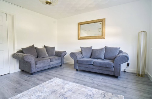 Coatbridge Apartment | Modern Three Bedroom Retreat in South Lanarkshire