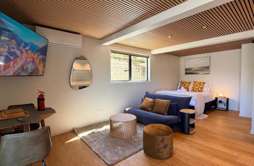 Fernhill Apartment | Modern Timber Retreat - 2 mins drive to Town