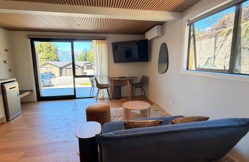 Fernhill Apartment | Modern Timber Retreat - 2 mins drive to Town