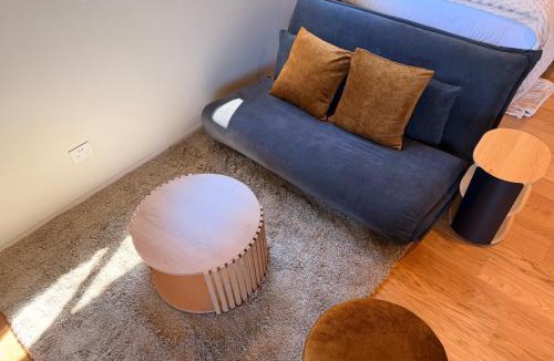 Fernhill Apartment | Modern Timber Retreat - 2 mins drive to Town