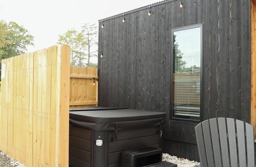 Milroy Cabin | Modern Tiny Home 31 w/Hot Tub!