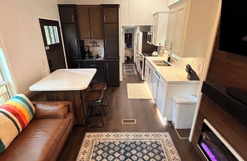 Ariel Cabin | Modern Tiny Home King Bed + 2 Queens in Loft Brand New & Stylish Retreat WiFi