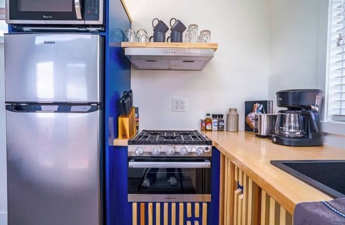 Apple Valley House | Modern tiny home near Zion | Private Deck | Views