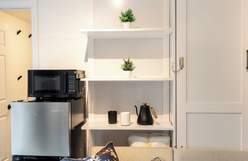 Newhall Apartment | Modern Tiny House Retreat w/Sauna, Fire Pit & Workspace