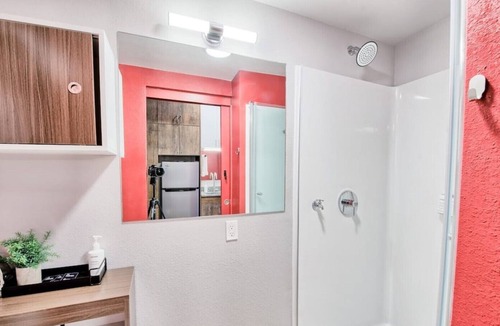 Old North Columbus House | ⭐Modern Tiny Studio 🌃 Free Parking, Hot Tub, Fitness Center, TV, WiFi, & More!