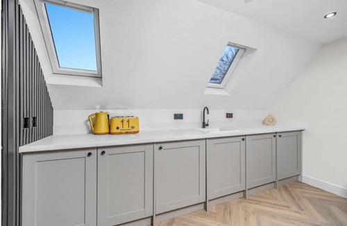 West Putney Apartment | Modern Top Floor Studio in Putney SW15 | Sleeps 3