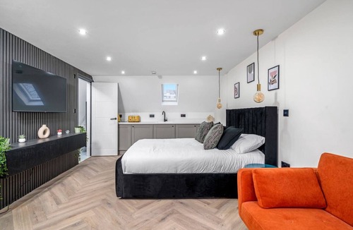 West Putney Apartment | Modern Top Floor Studio in Putney SW15 | Sleeps 3
