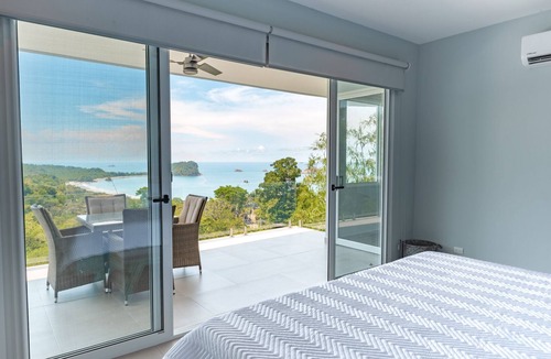 Manuel Antonio House | Modern Tower 7 Bdrms- AC,Ktchn,Elevator -19 guests