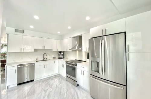 Old Naples House | Modern Townhome Downtown - Walk to Beach, 5th Ave, Marina, Tennis and Parks