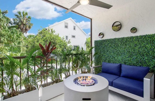 Old Naples House | Modern Townhome Downtown - Walk to Beach, 5th Ave, Marina, Tennis and Parks