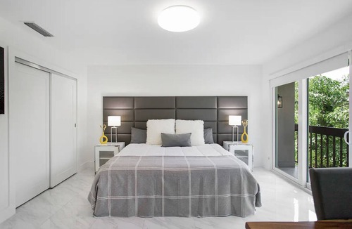 Old Naples House | Modern Townhome Downtown - Walk to Beach, 5th Ave, Marina, Tennis and Parks